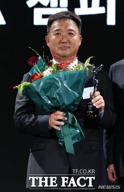 모중경이 지난 2023년 KPGA 대상시상식에서 챔피언스투어 우수선수상을 수상한 뒤 포즈를 취하고 있다./KPGA