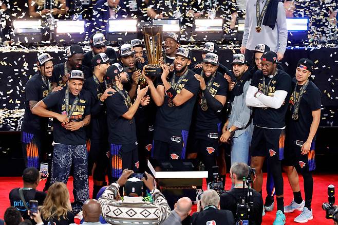 뉴욕 닉스 선수들이 17일 열린 NBA 컵 결승에서 샌안토니오 스퍼스를 꺾고 우승한 뒤 시상식에서 기뻐하고 있다. /AFP 연합뉴스