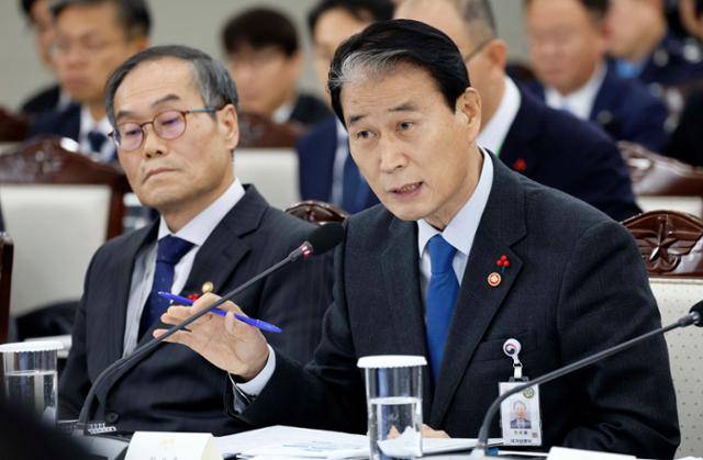 권오을 보훈부 장관이 18일 서울 용산 국방부 청사에서 이재명 대통령에게 업무보고를 하고 있다. 왕태석 선임기자