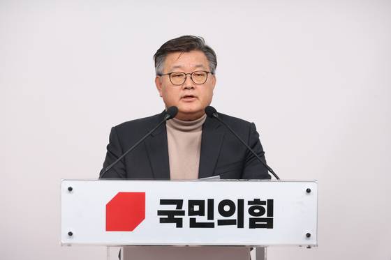 이호선 국민의힘 당무감사위원장이 지난 16일 서울 여의도 국민의힘 당사에서 김종혁 전 최고위원에 대한 징계 결정과 관련해 설명하고 있다. 뉴시스