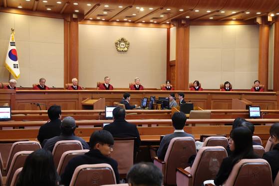 김상환 헌법재판소장과 재판관들이 18일 오후 서울 종로구 헌법재판소 대심판정에 자리하고 있다. 뉴스1