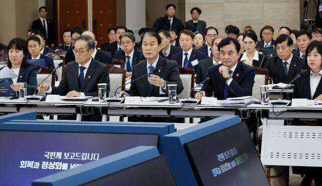안규백(오른쪽 두 번째) 국방부 장관, 권오을(가운데) 국가보훈부 장관 등이 18일 서울 용산구 국방부 청사에서 열린 국방부·국가보훈부 업무보고에서 이재명 대통령의 발언을 듣고 있다. 김지훈 기자