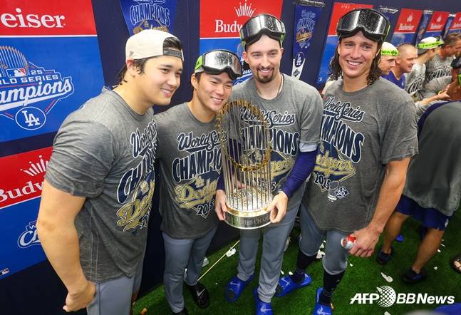 우승을 차지한 뒤 기념촬영을 하는 오타니(왼쪽부터), 야마모토, 스넬, 글래스나우. /AFPBBNews=뉴스1