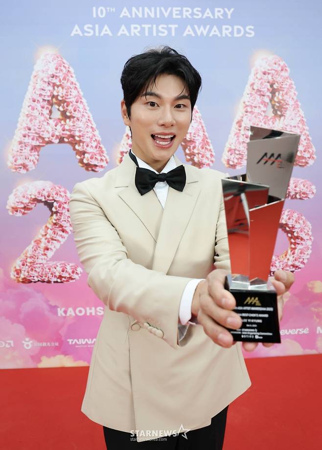 배우 이이경이 6일 가오슝 내셔널 스타디움에서 진행된 스타뉴스 주최 '10주년 아시아 아티스트 어워즈 2025(10th Anniversary Asia Artist Awards 2025, '10주년 AAA 2025')에서 베스트초이스상을 수상한 뒤 포즈를 취하고 있다. /2025.12.06 /사진=이동훈 photoguy@