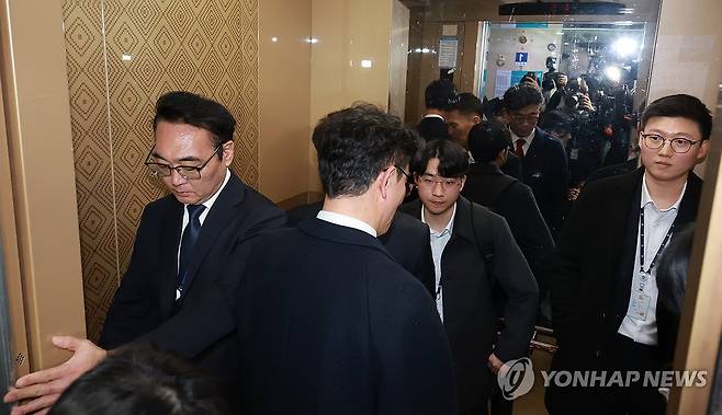 국민의힘 김기현 의원실 압수수색 마친 김건희특검팀 (서울=연합뉴스) 신현우 기자 = 17일 국회의원회관 내 국민의힘 김기현 의원 사무실에서 압수수색을 마친 김건희특검팀 관계자들이 승강기에 탑승하고 있다.
특검팀은 이날 김건희 여사의 '로저비비에 가방 수수 의혹'과 관련해 김 의원 사무실과 주거지 등을 압수수색했다. 2025.12.17 nowwego@yna.co.kr