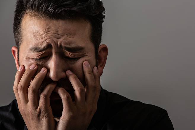 혼잣말도 습관적으로 반복하다 보면 어느 순간 자존감에 영향을 끼치게 된다. 사진= 게티이미지뱅크