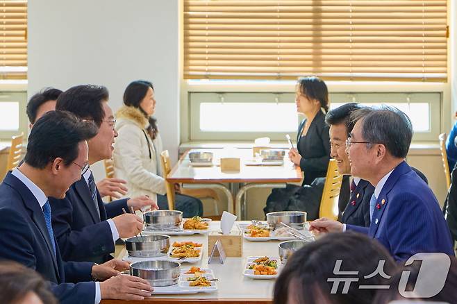 외교부·통일부 업무보고를 마친 이재명 대통령이 19일 서울 종로구 정부서울청사 별관 구내식당에서 조현 외교부 장관, 정동영 통일부 장관과 점심식사를 하고 있다. (대통령실 제공. 재판매 및 DB 금지) 2025.12.19/뉴스1 ⓒ News1 허경 기자