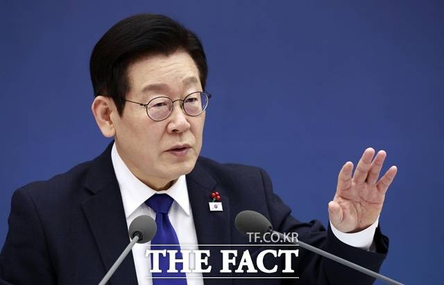 이재명 대통령이 처음으로 생중계 방식을 도입한 부처 업무보고에서 확실하게 당근과 채찍을 구분해 사용하고 있다. 이 대통령이 16일 오후 세종시 정부세종컨벤션센터에서 열린 보건복지부·질병관리청·식품의약품안전처 업무보고에서 발언하고 있다. /뉴시스