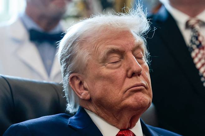 도널드 트럼프 미국 대통령이 18일 백악관에서 열린 마리화나에 대한 연방 규제 완화 행정명령 서명식에서 참석자들의 발언을 듣는 도중 눈을 감고 졸고 있다. /로이터 연합뉴스