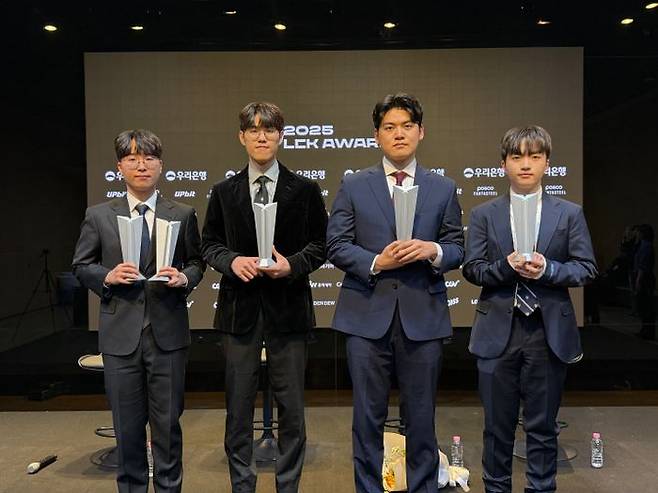 (왼쪽부터) '기인' 김기인, '오너' 문현준, '구마유시' 이민형, '케리아' 류민석이 19일 서울 마포구 CJ ENM 센터에서 열린 '2025 LCK 어워드'에서 각각 올해의 포지션상을 수상했다. ⓒ데일리안 황지현 기자