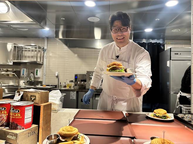 오세득 셰프가 하우스오브애슐리에서 한우비프웰링턴버거를 건네고 있다. 황소영 기자 fangso@donga.com