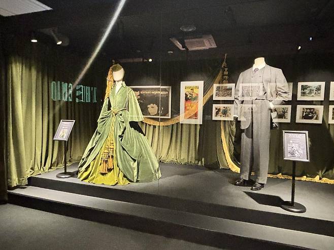 하우스오브애슐리에 전시된 영화 ‘바람과 함께 사라지다’ 의상. 황소영 기자 fangso@donga.com