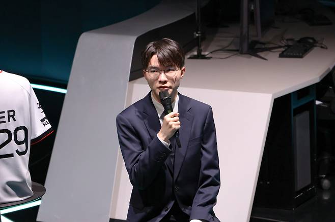 '페이커' 이상혁이 18일 서울 종로구 롤파크 LCK 아레나에서 열린 기자간담회에서 T1과의 4년 재계약 배경을 설명하고 있다. T1 제공