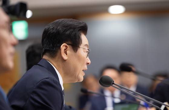 이재명 대통령이 19일 서울 종로구 정부서울청사 별관에서 열린 외교부(재외동포청)·통일부 업무보고에서 발언하고 있다. 대통령실.