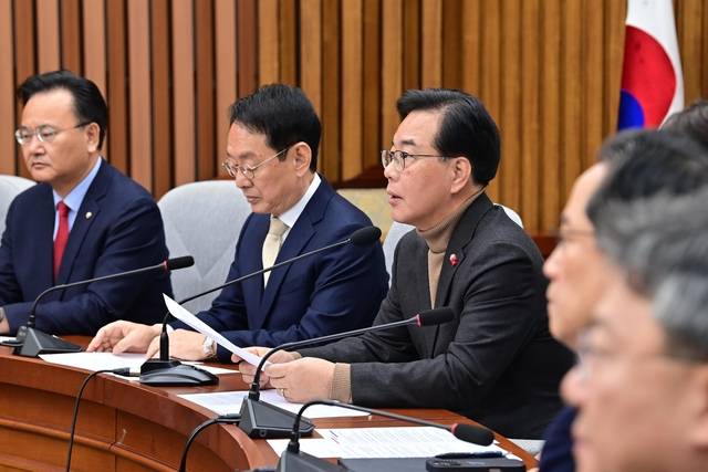 국힘 원내대책회의 : 송언석(왼쪽 세 번째) 국민의힘 원내대표가 19일 오전 국회에서 열린 원내대책회의에서 발언하고 있다. 문호남 기자