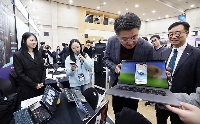 제품 설명을 듣고 있는 오승록 노원구청장(오른쪽 두번째)