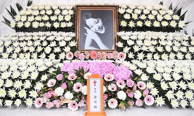 배우 윤석화의 빈소가 19일 서울 서대문구 신촌세브란스병원 장례식장에 마련됐다. 연합뉴스