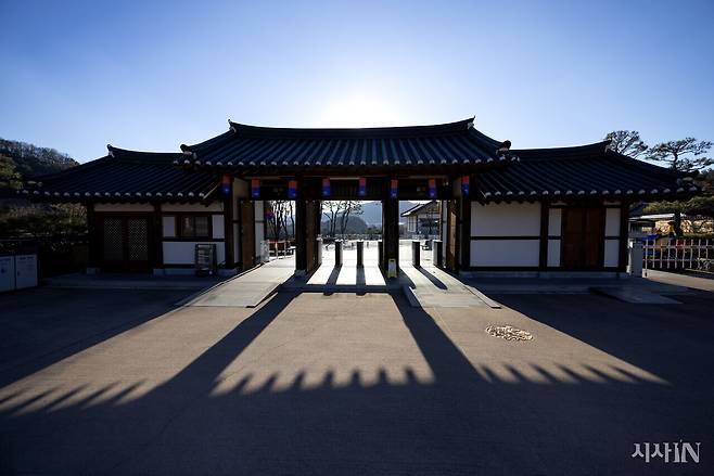 한 해 운영비로 64억여 원이 필요하지만 유료 입장객이 적어서 적자로 운영되고 있는 영주 선비마을의 출입구 모습. ⓒ시사IN 조남진