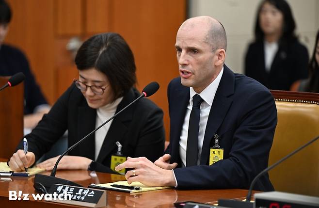해롤드 로저스 신임 쿠팡 대표가 17일 오전 국회 과학기술정보방송통신위원회에서 열린 쿠팡 개인정보 침해사고 청문회에 참석해 위원질의에 답하고 있다./사진=이명근 기자 qwe123@