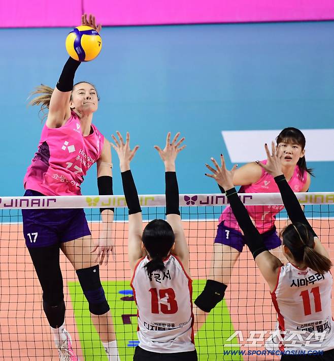 20일 인천 삼산월드체육관에서 열린 V리그 여자부 흥국생명과 페퍼저축은행의 경기. 흥국생명 레베카가 페퍼저축은행 블로킹을 앞에 두고 스파이크를 날리고 있다. 인천=송정헌 기자songs@sportschosun.com/2025.12.20/