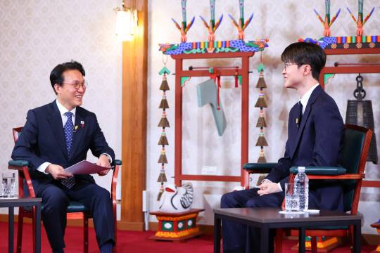 김민석 국무총리(왼쪽)가 지난 18일 서울 국무총리 공관에서 프로게이머 '페이커' 이상혁 선수를 초청해 '제7차 토론나라: 총리의 인터뷰'를 진행하고 있다. 연합뉴스