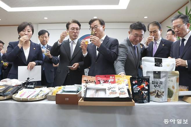 김민석 국무총리(왼쪽 두번째)가 23일 서울 종로구 정부서울청사에서 국무회의 참석에 앞서 전재수 해양수산부 장관(왼쪽 세번째)과 송미령 농림축산식품부 장관(맨 왼쪽)의 추석 민생선물세트 설명을 듣고 있다. 2025년 9월 23일. 변영욱 기자 cut@donga.com