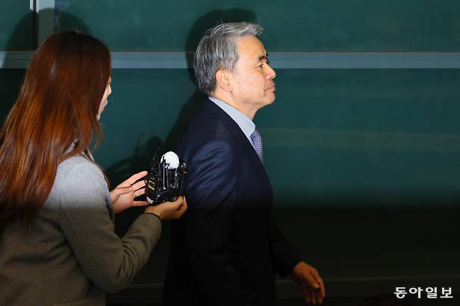 이종섭 호주대사 11일만에 귀국/ 이종섭 주호주 대사가 21일 귀국 직후 인천국제공항에서 취재진의 질문에 답한 뒤 이동하고 있다. 해병대 채모 상병 순직 사고 외압 의혹으로 고위공직자범죄수사처(공수처) 수사를 받는 이 대사는 25일 방산 관련 재외공관장 회의에 참석하기 위해 이날 귀국했다. 2024년 3월 22일. 인천=변영욱 기자 cut@donga.com