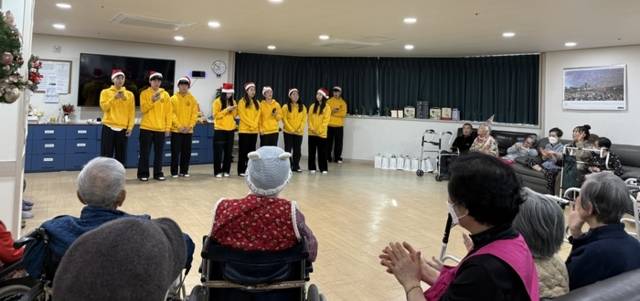 ▲ 화랑 인터내셔널 세나(SENA) 챕터 소속 학생들이 19일 강릉 가애노인요양시설을 찾아 봉사활동을 펼쳤다.화랑 인터내셔널 세나 제공