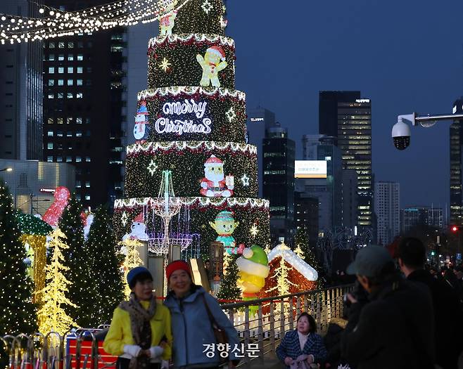 시민들이 19일 서울 청계광장 일대에서 열리고 있는 ‘겨울, 청계천 빛’에서 기념사진을 찍고 있다. 2025.12.19. 강윤중 기자