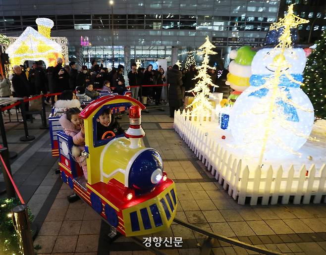 19일 서울 청계광장 일대에서 열리고 있는 ‘겨울, 청계천 빛’ 행사장을 찾은 어린이들이 꼬마기차를 타고 있다. 2025.12.19. 강윤중 기자
