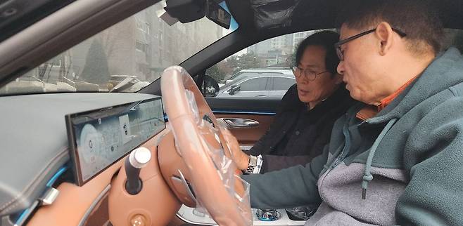 최 이사가 이순안(65)씨에게 제네시스 GV70 기능에 대해 설명하고 있다. "기능이 너무 많고 어렵다"는 이씨의 말에 최 이사는 "세상에 어려운 차는 없어요. 재미있으실 겁니다"라고 답했다. 백재연 기자