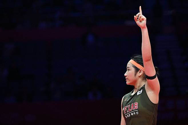 배드민턴 여자단식 세계 1위 안세영이 20일 중국 항저우의 올림픽스포츠센터에서 열린 세계배드민턴연맹(BWF) 월드투어 파이널 2025 여자 단식 준결승 세계랭킹 3위 일본의 야마구치 아카네와의 대결에서 수비하고 있다. 안세영은 이날 게임 스코어 2-0으로 이기며 4년 만의 정상 등극에 한 걸음 남겨두게 됐다. 연합뉴스