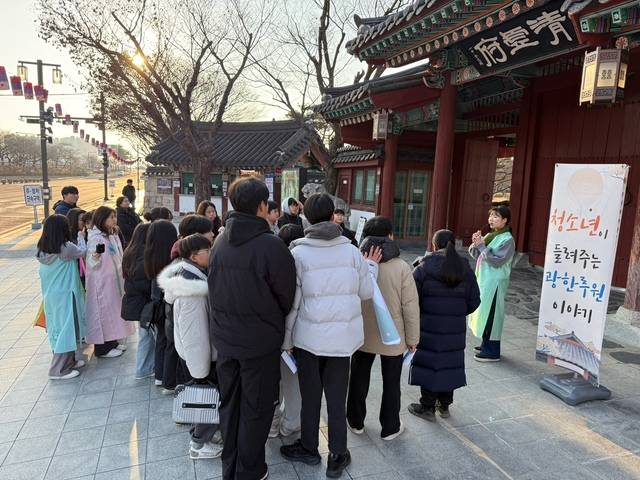 청소년광한루원해설사가 광한루원 앞에서 현장 해설을 진행 중인 모습. /사진=남원시