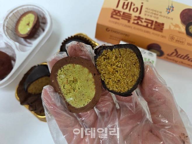 GS25 초코볼(왼쪽)과 CU 찹쌀떡(오른쪽)을 반으로 자른 모습. (사진=한전진 기자)