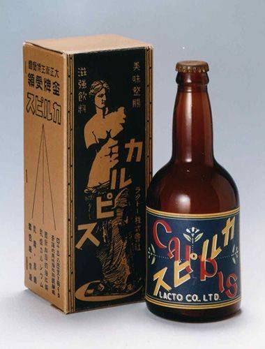 1919년 발매 당시 칼피스의 모습. 지금과는 사뭇 다른 디자인이다. 칼피스.