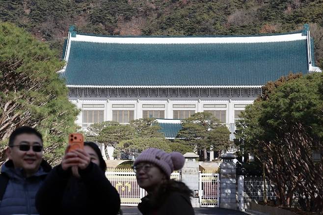 대통령실이 용산시대를 마감하고 오는 25일 성탄절을 전후해 청와대로 이전한다. 21일 서울 청와대 본관을 배경으로 외국인 관광객들이 기념 촬영을 하고 있다. 뉴시스