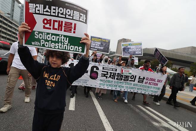 2024년 10월6일 오후 서울 종로구에서 열린 ‘가자지구 학살 1년, 10·6 국제 행동의 날’에 참가한 사람들이 팔레스타인과 레바논에서 자행된 이스라엘의 학살 중단을 촉구하는 구호를 외치며 미국 대사관 앞을 지나가고 있다. ⓒ시사IN 이명익
