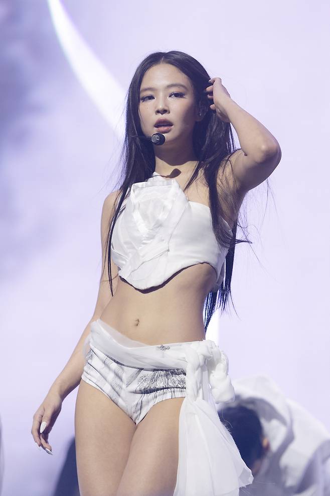 공연 중인 제니.
