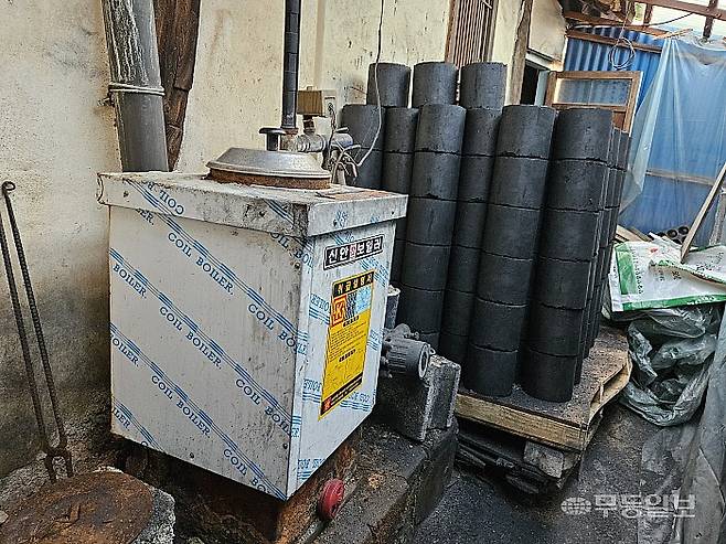 19일 오후 광주 광산구 삼도동 한 주택에서 (사)광산구자원봉사센터 법인 임원 및 직원 20여명이 연탄 나눔 봉사를 펼친 가운데, 나눔 대상자인 노부부의 연탄 창고가 가득 차 있다. 강주비 기자