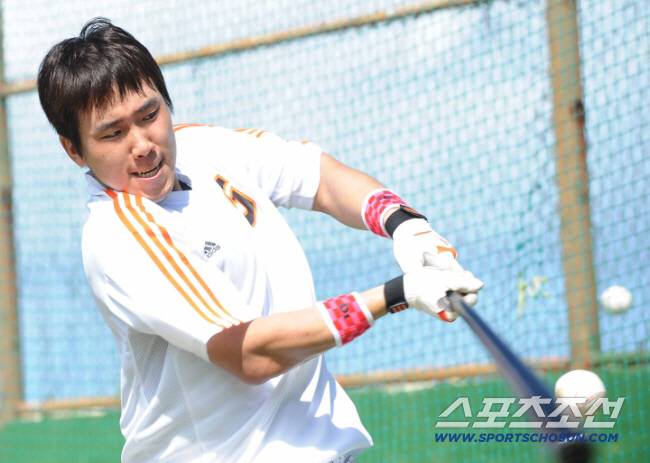 롯데 2년차 시즌인 2008년 타격 연습중인 전준우. 스포츠조선DB