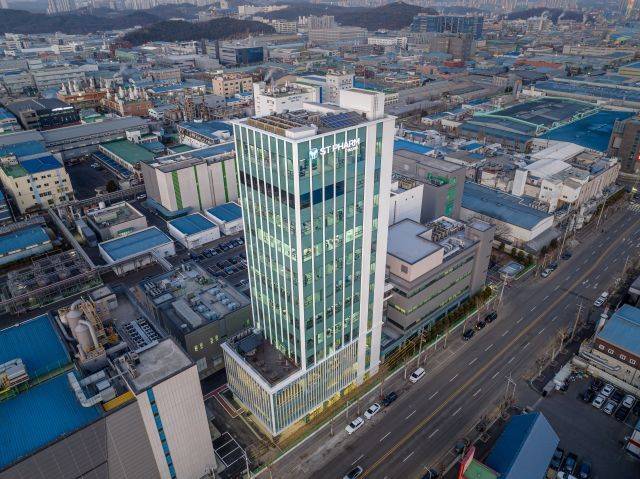 에스티팜은 최근 동아시아에서 주로 발생하는 중증열성혈소판감소증후군(SFTS)을 겨냥한 mRNA(메신저리보핵산) 백신 개발 프로젝트 핵심 파트너로 선정됐다. 사진은 에스티팜 반월 전경. /에스티팜