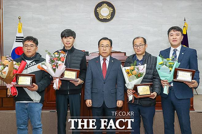 이상식 울릉군의회 의장(가운데)이 의정활동 유공자에게 표창패를 수여하고 있다. /울릉군의회