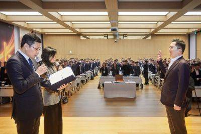 나채범 한화손해보험 대표이사(왼쪽 줄 우측)를 비롯한 임직원들이 지난 19일 충북 충주시 한화손보 라이프캠퍼스에서 열린 '금융소비자보호 선포식'에서 금융소비자보호 헌장 선서를 하고 있다. 한화손보