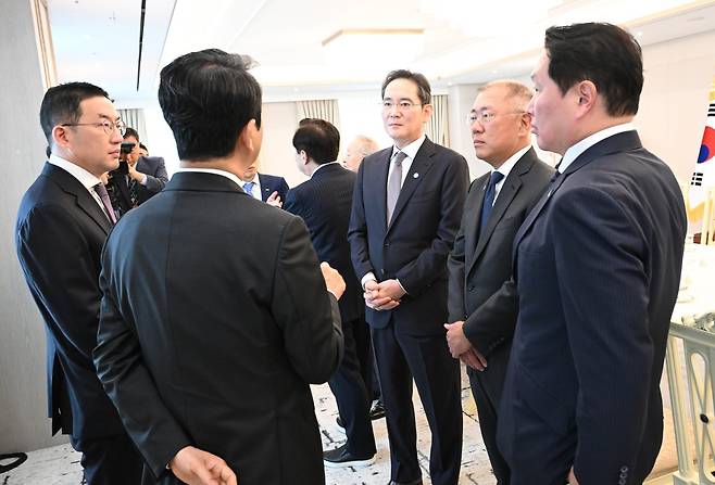 경제 6단체와 기업인 간담회 시작에 앞서 참석자들이 이야기를 나누고 있다. 왼쪽부터 구광모 LG그룹 회장. 안덕근 산업통상자원부 장관, 이재용 삼성전자 회장, 정의선 현대자동차그룹 회장, 최태원 SK 그룹 회장 동아일보 DB