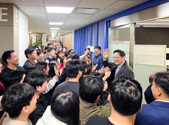 이재용 삼성전자 회장이 22일 삼성전자 화성캠퍼스를 방문해 임직원들과 인사를 나누고 있다. 삼성전자 제공