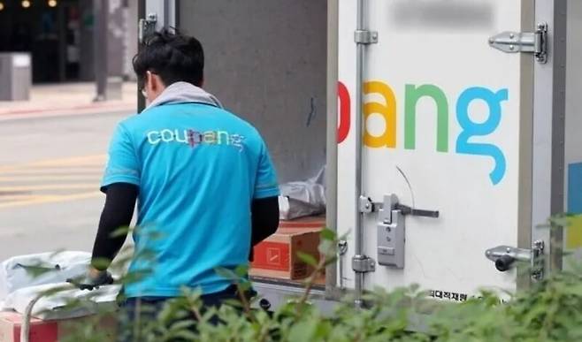 서울시내에서 로켓배송 중인 쿠팡 배송기사. 연합뉴스