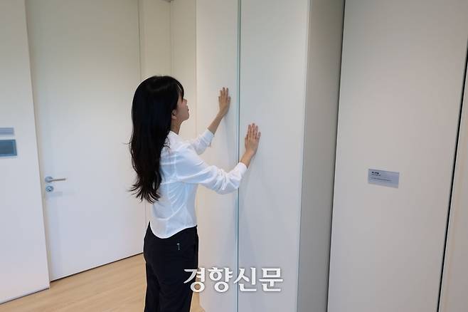 침대를 내리고 수납장을 이동하자 원룸이 침실과 옷방으로 나눠졌다. 최미랑 기자