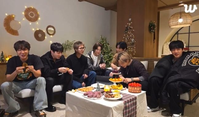 라이브 방송 중인 방탄소년단.