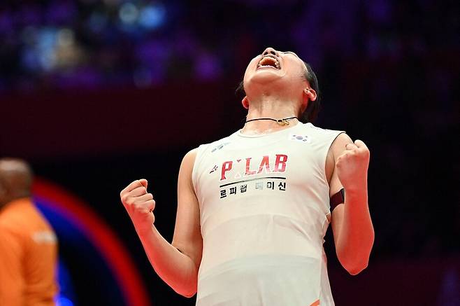 ▲ 안세영이 2025년에 세운 이 압도적인 지표들은 당분간 누구도 감히 넘볼 수 없는 성역으로 남을 것이다. 전설의 이름을 하나둘씩 지워나가며 배드민턴의 정의를 새롭게 쓰고 있는 안세영의 전성기는 이제 막 서막을 올렸다. ⓒ 연합뉴스/AFP