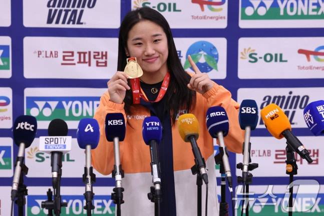 귀국 직후 금메달을 선보이는 안세영. /사진=뉴스1